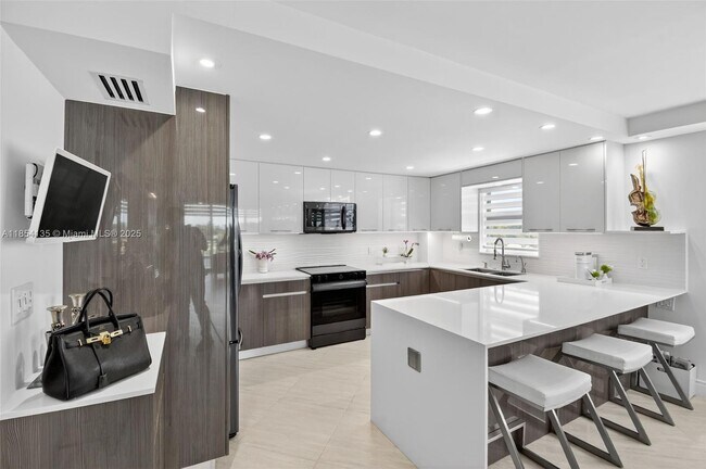Building Photo - 9250 W Bay Harbor Dr