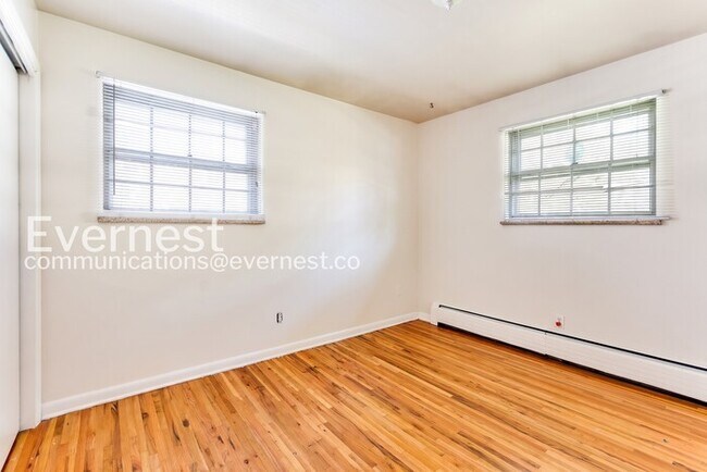 Building Photo - 4 Bed, 3 Bath Home with Fenced Yard & Garage / Available Now!
