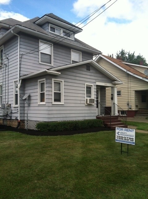 Building Photo - 202 E Kline St