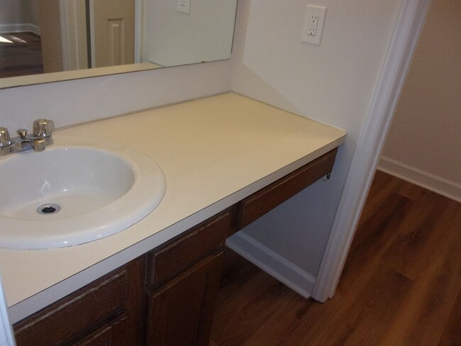 Building Photo - Beautiful 3 Bedroom 2 Bath Ground Level Condo in Tall Oak Villas