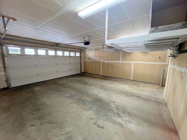 Building Photo - Spacious 4-Bedroom/3.5-Bathroom Townhome i...