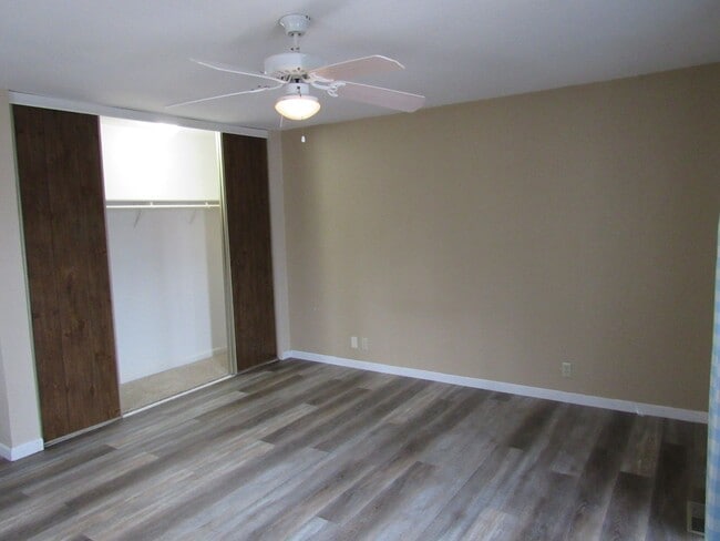 Building Photo - 4 bedroom lake view home