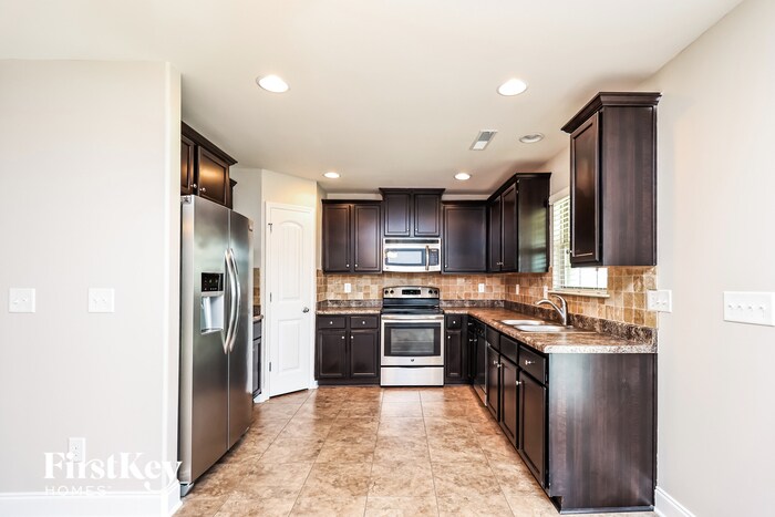 Building Photo - 495 River Crest Dr N