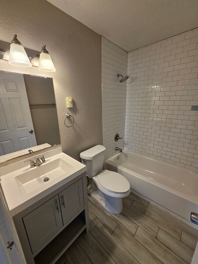 Building Photo - 2 Bedroom Apartment Available Near Regis!