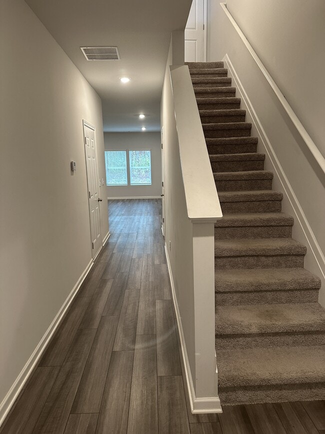 Building Photo - 271 Oakwood Dr NW