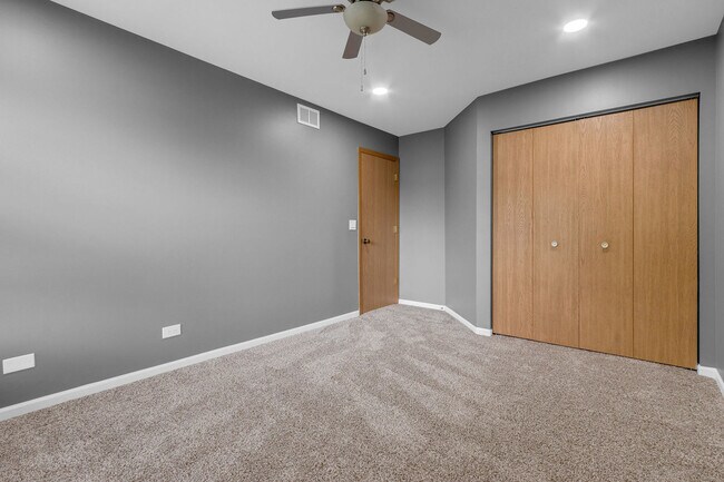 Building Photo - 2S601 River Oaks Dr