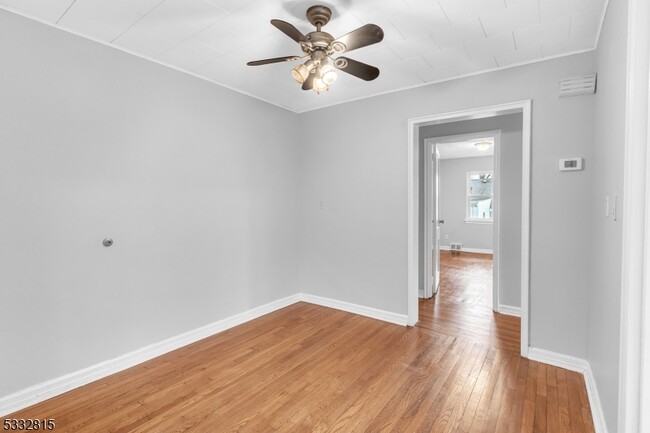 Building Photo - 164 Midland Pl