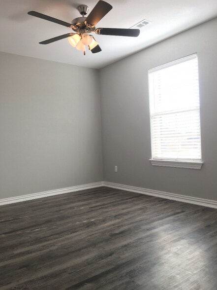 Building Photo - 550 N Greylag Way