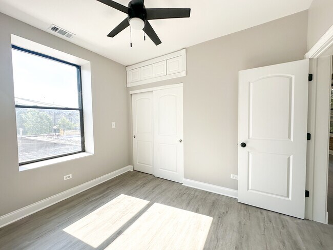 Building Photo - 6410 N Hoyne Ave