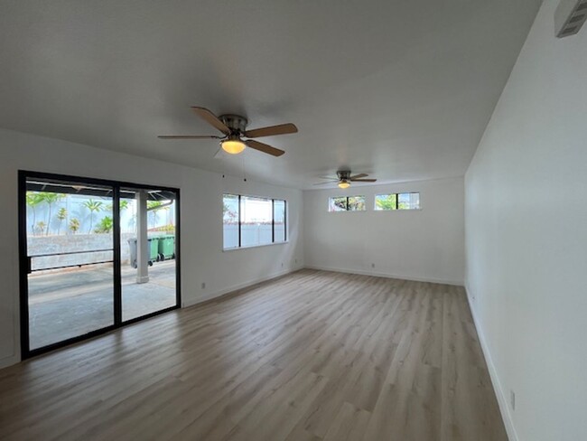 Building Photo - Beautiful 4 bedrooom/2.5 bath Single Famil...