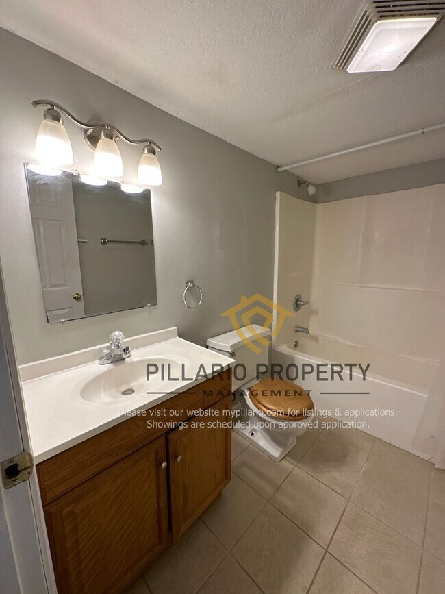 Building Photo - Updated 1 Bedroom, 1 Full Bath Unit in Mul...