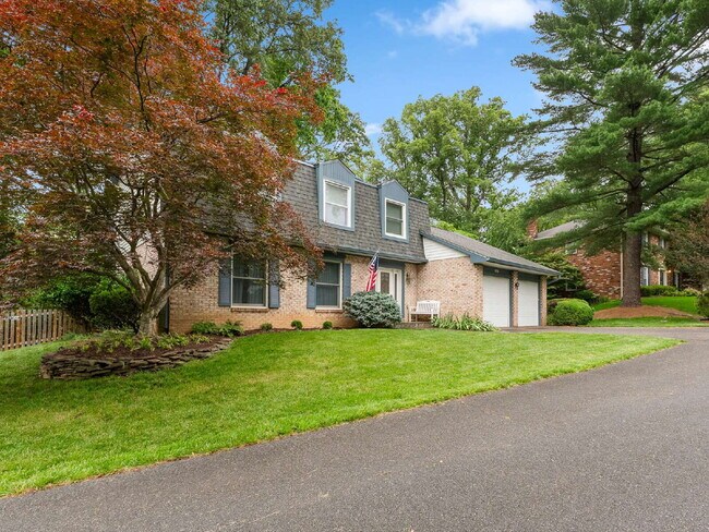 Building Photo - "Spacious 4-Bed Oasis with Scenic Views an...