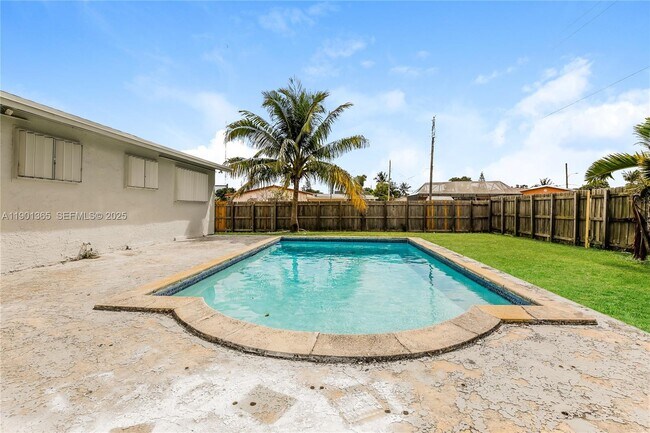 Building Photo - 900 NW 199th St