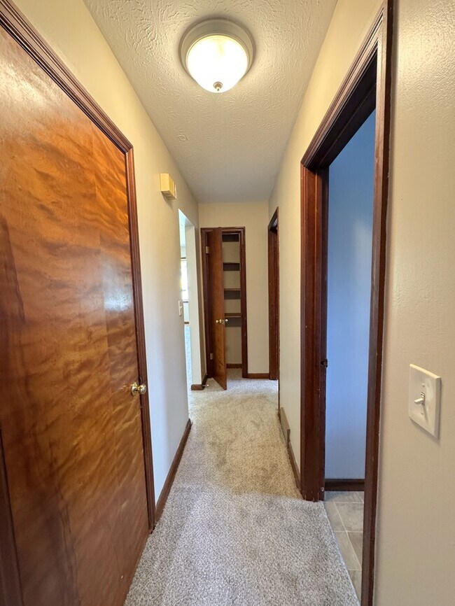 Building Photo - 3971 Far Hills Dr