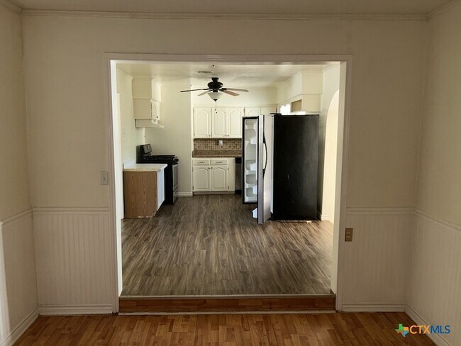 Building Photo - 304 Oak St