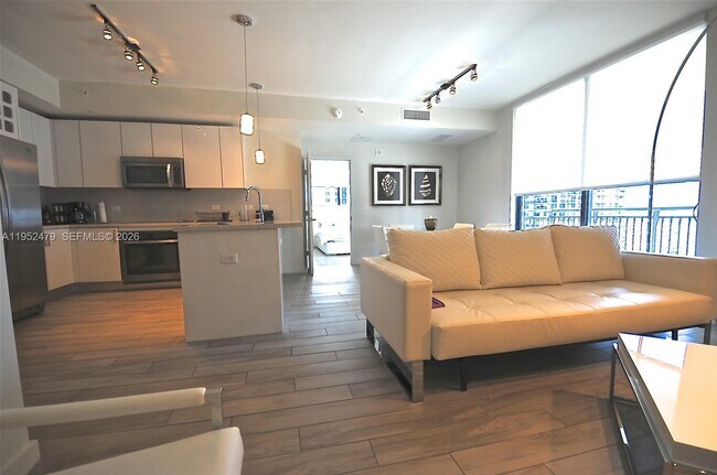 Building Photo - 999 SW 1st Ave