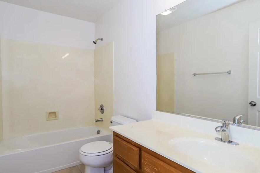 Building Photo - 1346 La Guardia Cir