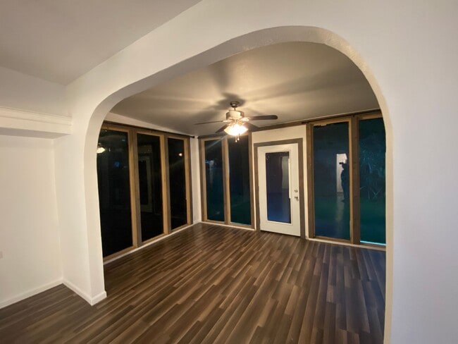 Building Photo - Charming 1 Bedroom Oasis with Sunroom in O...