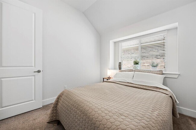 Building Photo - 532 Elm Green St