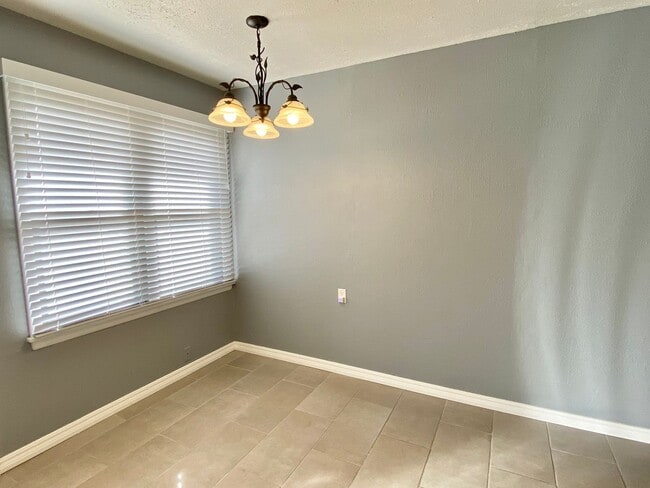 Building Photo - 3 Bed 1 bath with Huge Backyard!!