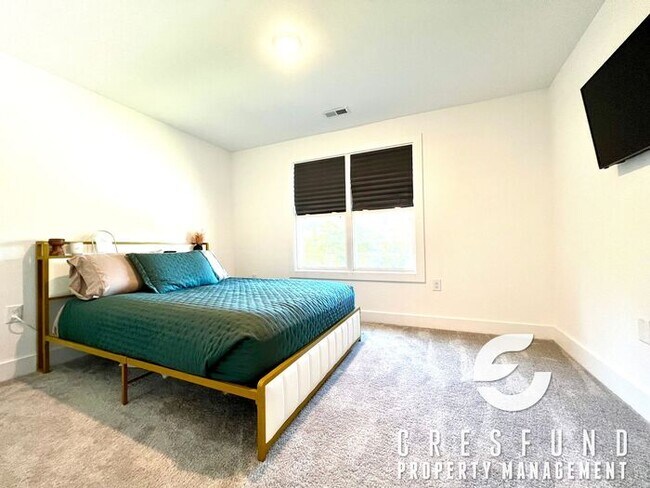 Building Photo - Close to Fort Bragg/Master BR Downstairs S...