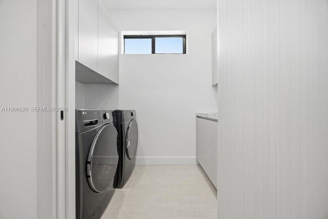 Building Photo - 1337 NE 13th Ave