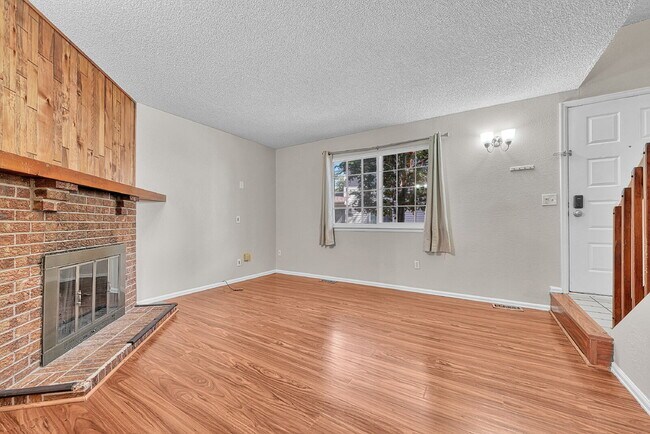 Building Photo - $2,350.00, 2-bed, 2.5-bath townhouse in th...