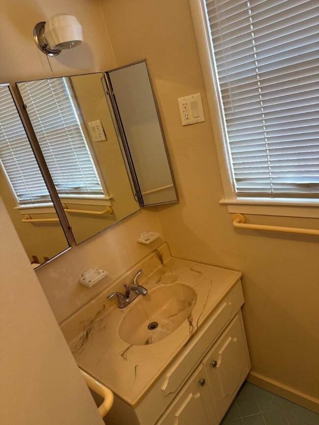 Building Photo - 2122 Williams St