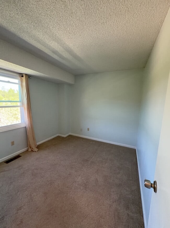Building Photo - 397 Raspberry Ln