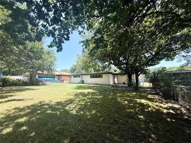 Building Photo - 1411 W Shields Dr