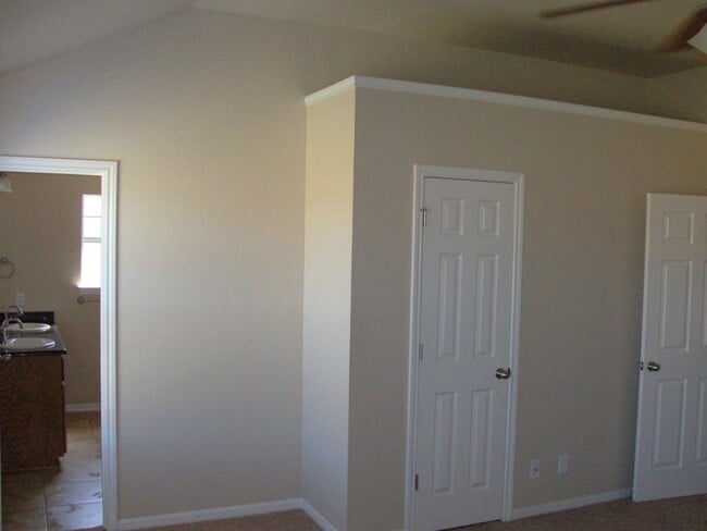 Building Photo - Adorable 2 Bed/2 Bath Duplex in Trimmier Estates!