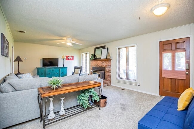 Building Photo - 107 NW Winfield Ln