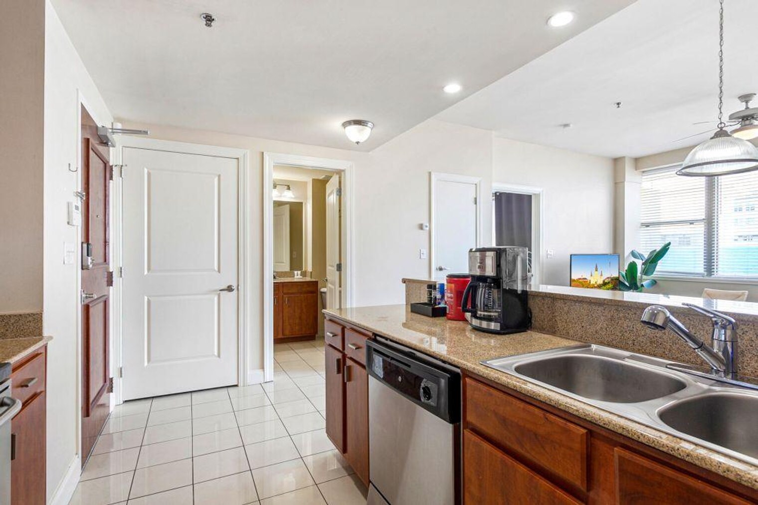 Building Photo - 925 Common St