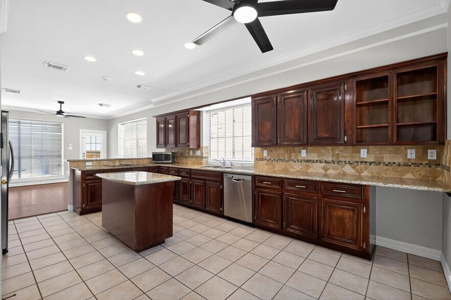 Building Photo - 3523 Shady Village Dr