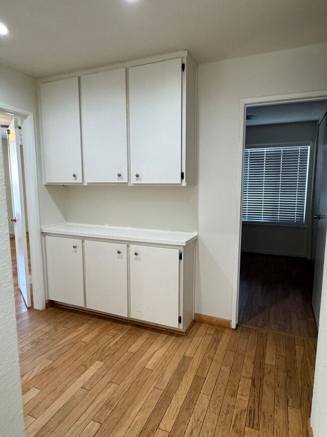 Building Photo - Single story home with low maintenance lan...