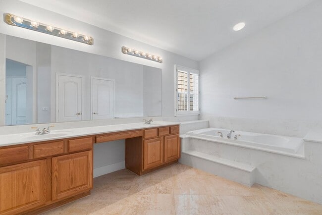 Building Photo - 4 bed, 2.5 bath single-story home in the g...
