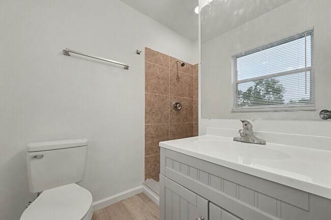 Building Photo - Move in ready!