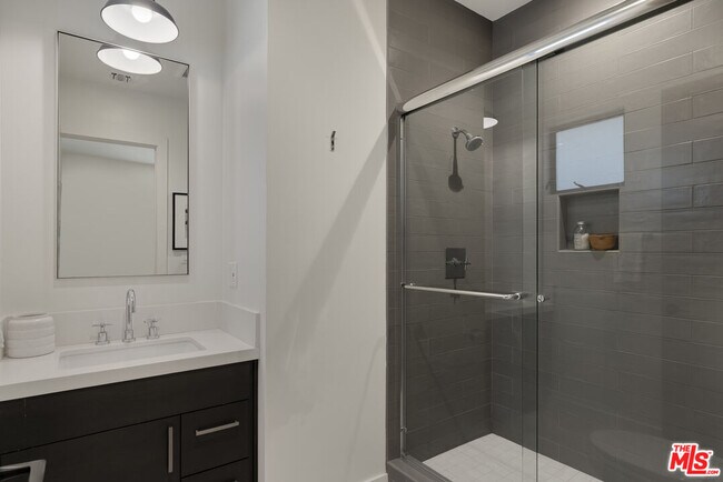 Building Photo - 521 Loring Ave