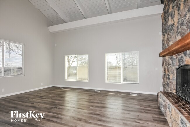 Building Photo - 11 St Valery Ct