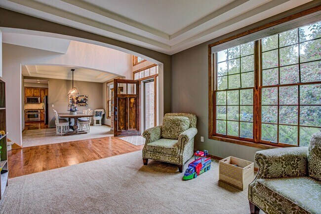 Building Photo - Immaculate 5 Bedroom 4 Bath in Chanhassen - Available August 1st.