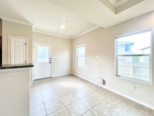 Building Photo - Lovely townhome | 3 bed/2.5 bath | End unit | near UT Medical Center/Lackland AFB/USAA!