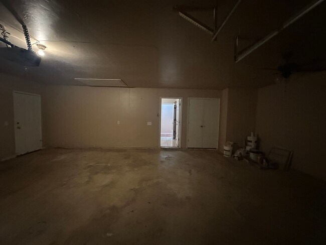 Building Photo - 2504 Thomas Dr