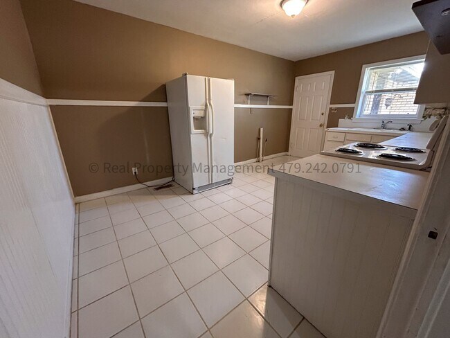 Building Photo - Nice 2 Bedroom 1 Bath Duplex in Park Hill ...