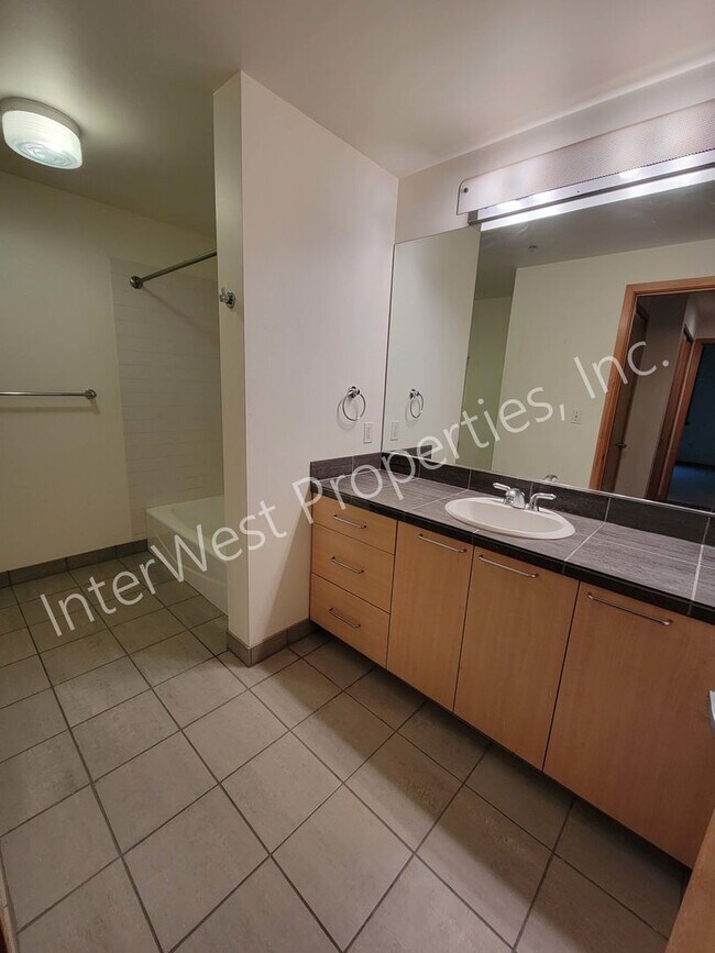 Building Photo - *1ST MONTH'S RENT FREE PROMO & NO HOA MOVE...