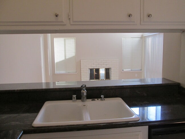 Building Photo - Cozy Living in the Heart of Brentwood