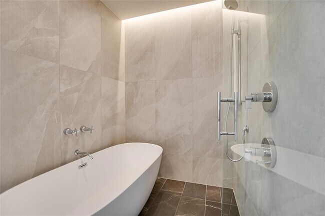 Building Photo - 610 Davis St