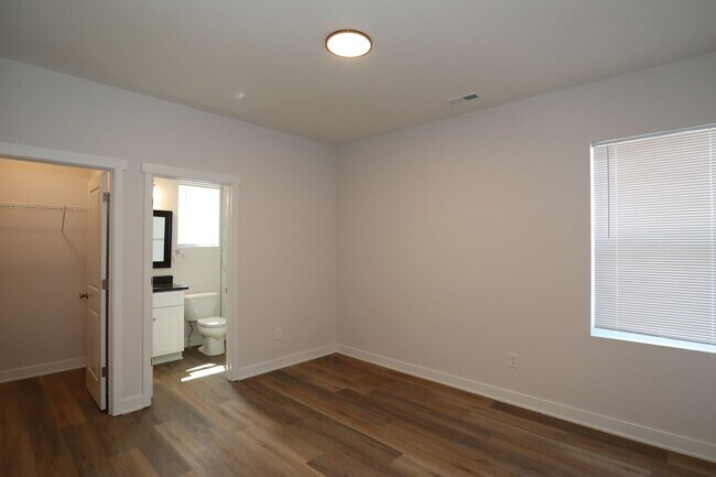 Building Photo - 3 Bedroom Upstairs Duplex in Near Eastside!