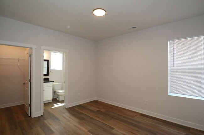 Building Photo - 903