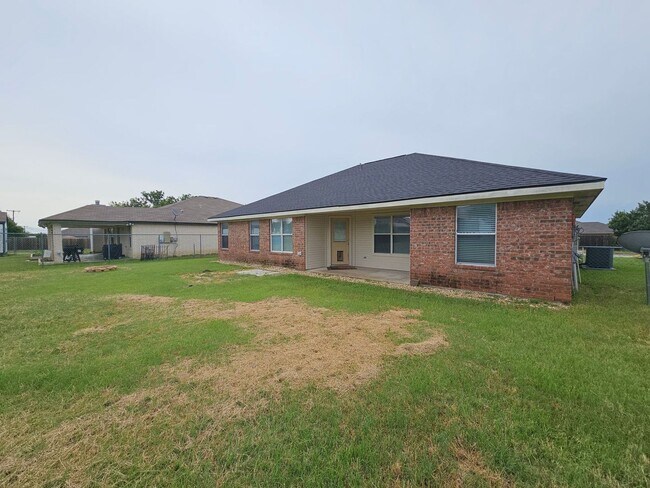 Building Photo - REDUCED RENT - AMAZING RENT SPECIAL & MOVE IN READY!