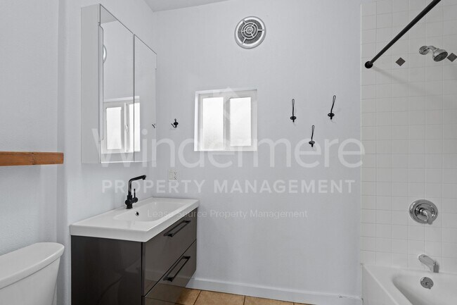 Building Photo - 3 Bedroom , 1 Bath